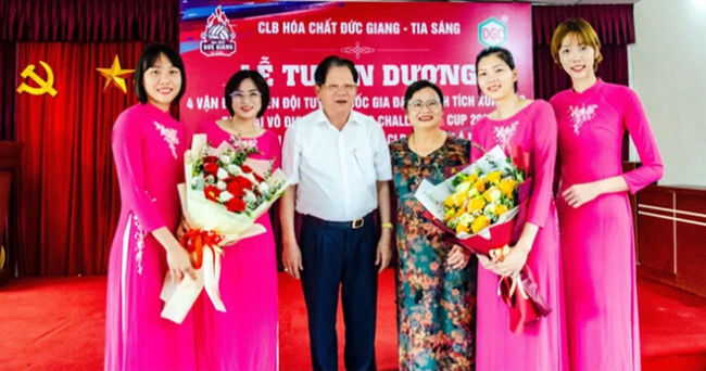 Tú Linh (ngoài cùng bên trái) nhận thưởng căn hộ chung cư ở khu đô thị Đặng Xá (Gia Lâm) hồi tháng 7/2023