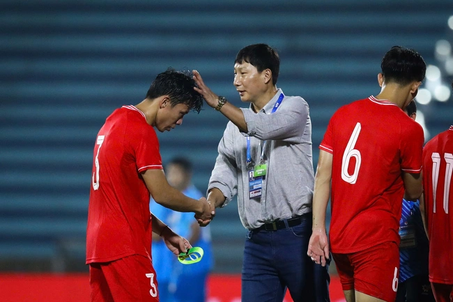 Bóng lăn trên bàn phím: CĐV tranh cãi vì đội tuyển Việt Nam và HLV Kim Sang Sik - Ảnh 1.