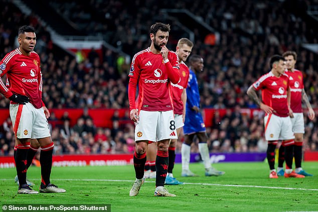 Roy Keane chê MU 'nhàm chán và tầm thường', chỉ thẳng lý do vì sao Ten Hag mất việc - Ảnh 1.