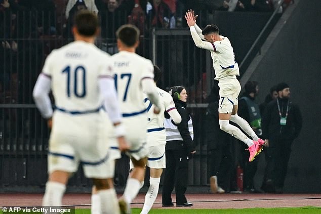 Hài hước tuyển thủ Serbia 'đo sân' vì bắt chước màn ăn mừng nổi tiếng của Ronaldo - Ảnh 1.