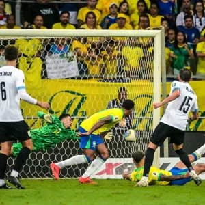 Uruguay và Brazil chia điểm trong trận hòa kịch tính - Ảnh 1.