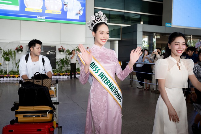 Hoa hậu Thanh Thủy trở về nước sau 1 tuần đăng quang Miss International 2024 - Ảnh 2.