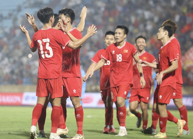 'Anh trai say hi' sẽ đẩy ĐT Việt Nam về Việt Trì thi đấu tại AFF Cup 2024? - Ảnh 1.