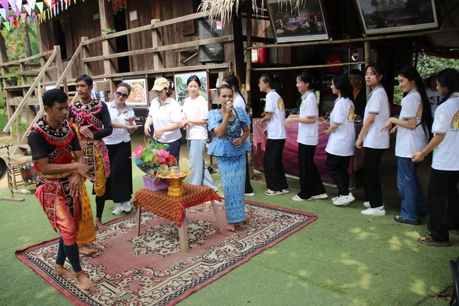 Khám phá những miền di sản tinh hoa tại Làng văn hóa - Ảnh 1.