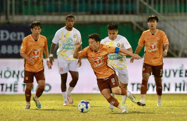 Đội trưởng HAGL và nhà vô địch V-League lọt tầm ngắm HLV Kim Sang Sik (?) - Ảnh 1.