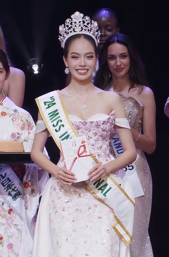 Đại diện Việt Nam đăng quang Miss International 2024 - Ảnh 1.