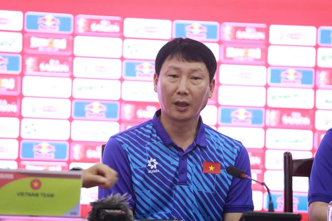 HLV Kim Sang Sik đau đầu trước AFF Cup 2024. Ảnh: Hoàng Linh