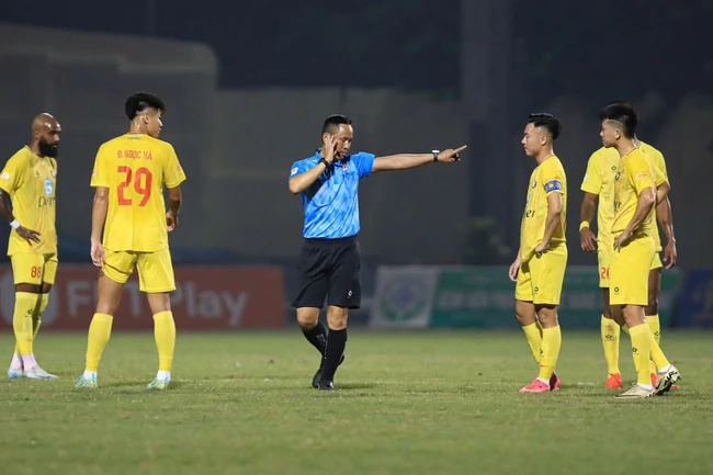 Tái lập ‘chuyện lạ’, VAR phủ sóng toàn bộ 7 trận của vòng 7 V-League - Ảnh 1.