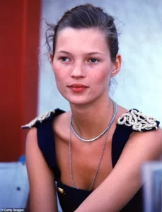 Cựu siêu mẫu Kate Moss vẫn khóc khi buộc phải chụp ảnh bìa khỏa thân ở tuổi 15 - Ảnh 1.