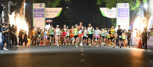 Giải Marathon di sản Hà Nội 2024 diễn ra sáng 3/11/2024 với sự góp mặt của 18 nghìn VĐV, là giải đấu đông VĐV tham dự nhất Việt Nam