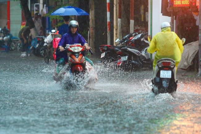 Thời tiết ngày 4/11: Thủ đô Hà Nội có mưa, trời chuyển lạnh - Ảnh 1.