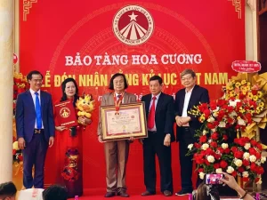 Bảo tàng của thầy giáo nghỉ hưu nhận bằng kỷ lục - Ảnh 1.