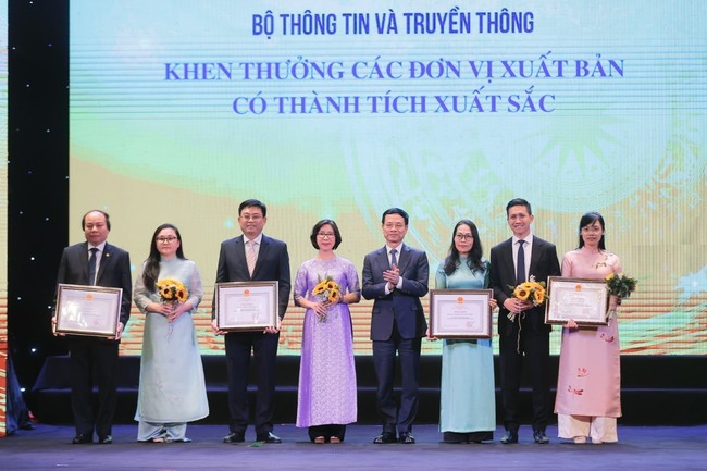 Kỷ lục phát hành "Tư duy ngược" và "Tư duy mở" nhận Bằng khen của Bộ trưởng Bộ TT&TT - Ảnh 2.