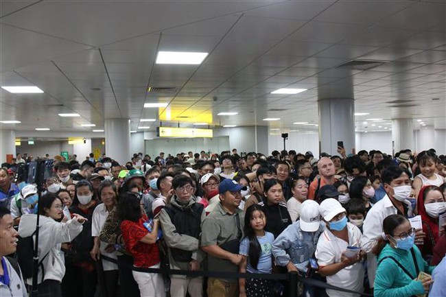 Hàng ngàn người xếp hàng chờ đi metro Bến Thành - Suối Tiên - Ảnh 1.