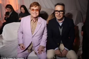 Sir Elton John: Mất thị lực sau bạo bệnh, chia sẻ đầy xúc động về gia đình, sức khỏe và hành trình cuối đời - Ảnh 1.