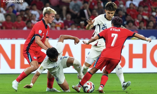 Thái Lan (áo đỏ) hòa Singapore 2-2, sẽ cùng giành vé vào bán kết AFF Cup 2024?