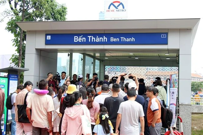 Hàng ngàn người xếp hàng chờ đi metro Bến Thành - Suối Tiên - Ảnh 3.