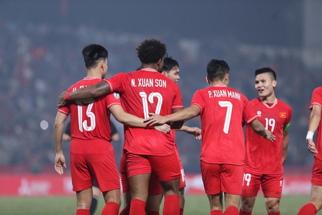 Tin nóng thể thao tối 22/12: ĐT Việt Nam được FIFA thưởng điểm và tăng hạng; Xuân Son làm nên lịch sử - Ảnh 1.