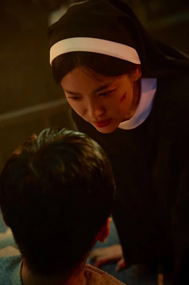 Chửi thề và hút thuốc - Song Hye Kyo "lột xác" trong "Dark Nuns" - Ảnh 2.