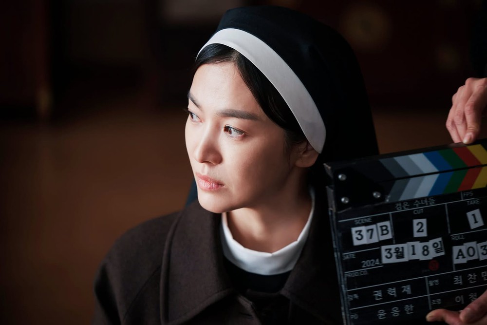 Chửi thề và hút thuốc - Song Hye Kyo "lột xác" trong "Dark Nuns" - Ảnh 5.