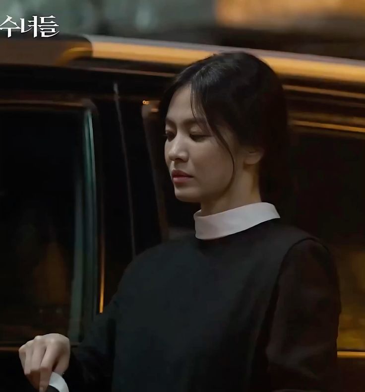 Chửi thề và hút thuốc - Song Hye Kyo "lột xác" trong "Dark Nuns" - Ảnh 6.