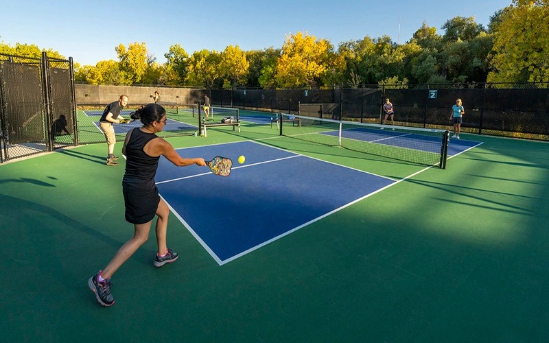 Pickleball là gì? Tại sao môn thể thao này lại lấy tên là Pickleball - Ảnh 1.