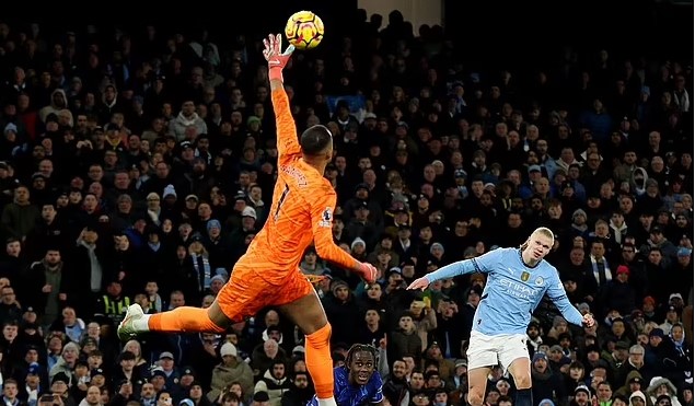 Hậu vệ tân binh trị giá 40 triệu bảng liên tiếp mắc sai lầm, Man City vẫn thắng Chelsea bởi sai lầm của một thủ môn giàu kinh nghiệm - Ảnh 3.