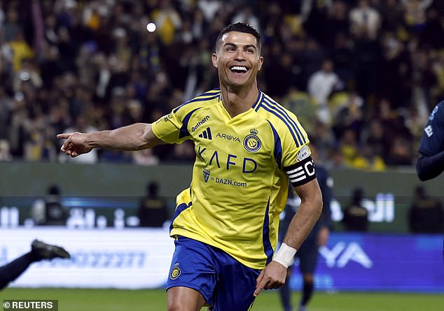 Ronaldo gia hạn với Al Nassr, hợp đồng 'khủng' với thu nhập nửa triệu euro mỗi ngày, gồm cả điều khoản đặc biệt hiếm có - Ảnh 1.