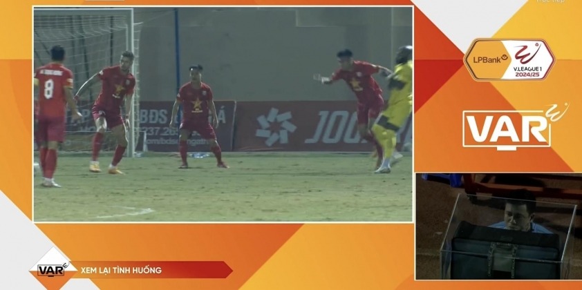 Tranh cãi tình huống cầu thủ V-League đạp chân thẳng vào ngực đối thủ nhưng không bị phạt dù trọng tài đã xem VAR - Ảnh 1.