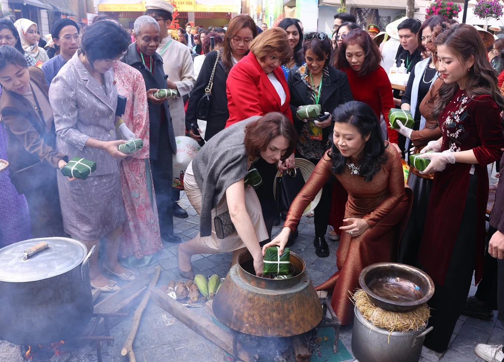 Phu nhân Tổng Bí thư Tô Lâm dự Chương trình ngoại giao văn hóa "Bản hòa ca Tết Việt" - Ảnh 6.